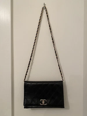 $2500 • Buy Chanel Vintage Black Quilted Leather Flap CC Closure Shoulder Bag Small