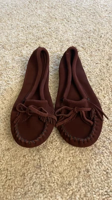 $39 • Buy EUC Womens Minnetonka Kilty Moccasin Burgundy Maroon Wine Size 9 Slip On