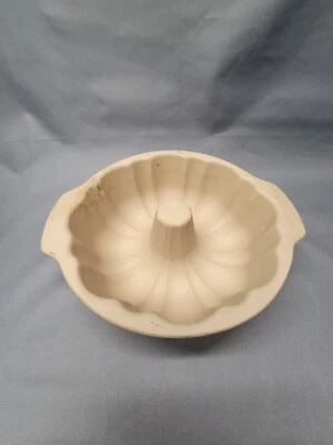 $19 • Buy The Pampered Chef #1440 Family Heritage Stoneware Bundt Baking Pan Fluted 