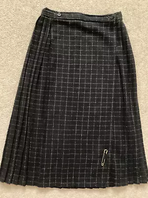 ETAM Vintage 80’s Skirt Size 10 Black With Gold Check Detail. Pleated At Back. • £3.50