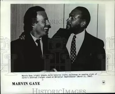 1983 Press Photo Marvin Gaye Greets Julio Iglesias - Mjp03119 • $19.99