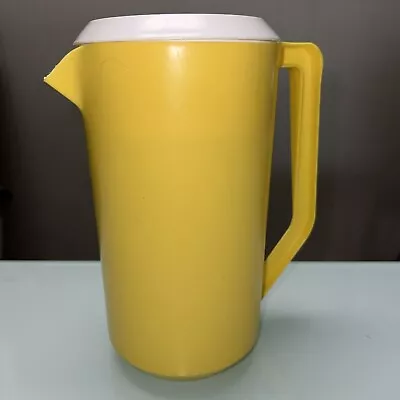 VTG Rubbermaid 2.25 Quart CANARY YELLOW Pitcher & Strainer White Lid J2445 13 • $17.87