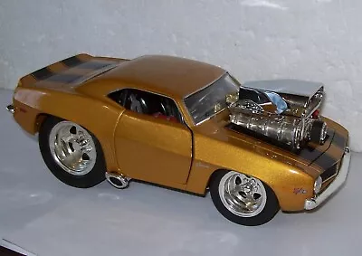 1:24 MUSCLE MACHINES 1969 Chevy Camaro Z28 GOLD • $19.99