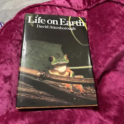 Life On Earth By Sir David Attenborough (hardback 1990 Edition) • £2.99