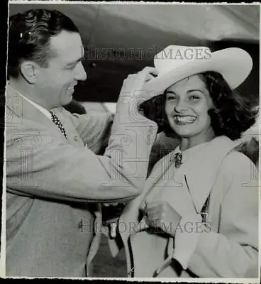1955 Press Photo Miss America Yolande Betbeze Crowned With Western Hat. • $16.99