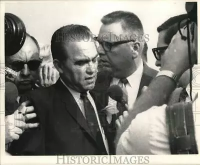1968 Press Photo George C. Wallace Alabama Governor Mobbed By Newsmen • $19.99