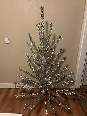 VINTAGE 6 Ft. SILVER ALUMINUM TINSEL CHRISTMAS TREE 1950s Excellent Condition • $200