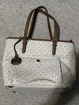 Michael Kors Vanilla Jet Set Med Snap Pocket Tote • $39.95