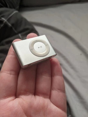 $150 • Buy Apple IPod Shuffle 2nd Gen 1GB Silver A1204