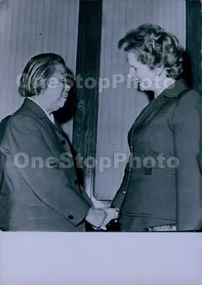 1977 Margaret Thatcher Meeting Teng Ying-chao CHINA Press Photo • $24.99