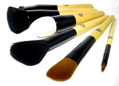 W7 Brush With Quality Fibres For Great Coverage World Wide Free Postage • £2.99