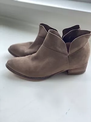 Seychelles Boots Womens 10 Suede Ankle  Snare Taupe Shoes Boots Causal • $29.99