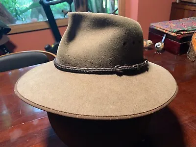 Akubra Cattleman. Mens Pure Fur Felt Hat. Measures 53.5cm. Khaki Brown. • $90