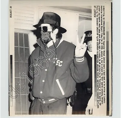 ICONIC Pop Star MICHAEL JACKSON Wear Black Mask London Airport 1996 Press Photo • $60
