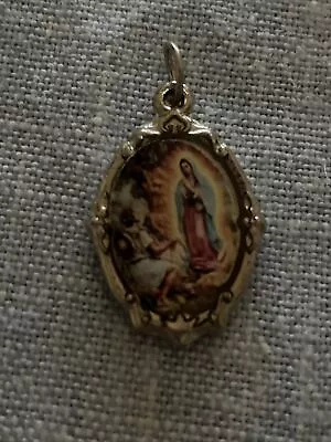 Virgen De Guadalupe Con Juan Diego Medalla Medal Pendant Charm | Silver Tone • $15.99