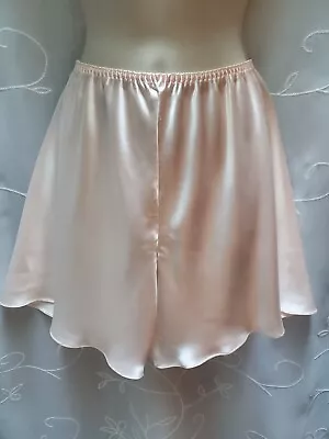 Vtg MAIDENFORM SATIN SHORTS/TAP PANTS LIGHT PEACH /PINK POLY Union Made USA Sz 7 • $14.99