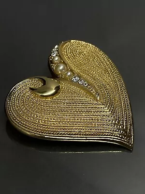 Vtg Venue Brooch Pin Gold Tone Filigree Heart Rhinestones & Faux Pearls Signed✨ • $25