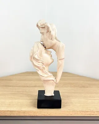 Kissing Couple Bust Figurine Lovers Sculpture Home Decor Ornament Romantic Gift • £29