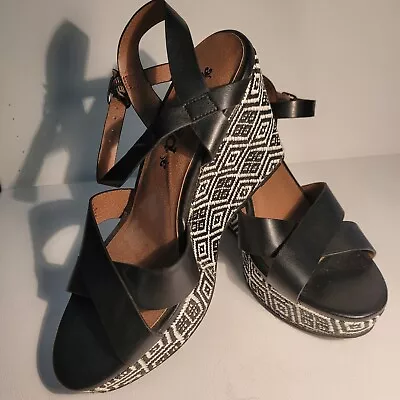 Mudd Women's Black White Geometric Wedge Heels Sandals Shoes 8m • $19.95