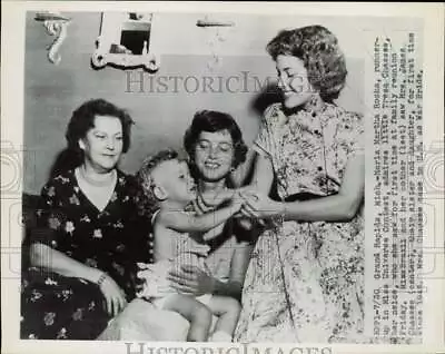 1954 Press Photo Miss Universe Runner-up Maria M. Rocha At Family Reunion MI • $19.99