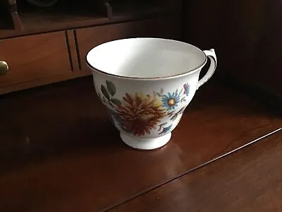 VINTAGE QUEEN ANNE BONE CHINA FLORAL TEA CUP MADE IN ENGLAND (Patt #8304) • $2.50