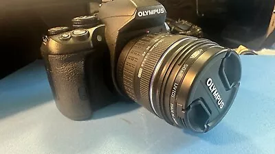 OLYMPUS E-620 DSLR With 12.3MP  14-42 Lens  Battery & Charger - Mint Condition • $180