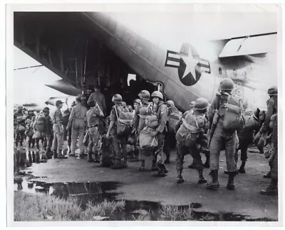 1965 ARVN Paratroopers Board USAF C-130 Hercules Vietnam Original News Photo • $33.99