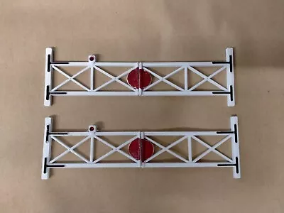 009 NARROW GAUGE  Double Level Crossing Gates. • £3