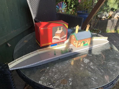 £8 • Buy HORNBY R511 Waiting Room Station Building- OO Gauge With Extras Fencing