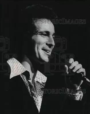 1975 Press Photo Israeli Singer Gadi Elon During Performance - Mjp11853 • £19.29