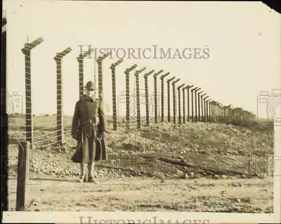 1917 Press Photo United States Soldier Guards Barbed Wire Fence At Radio Plant • $19.99