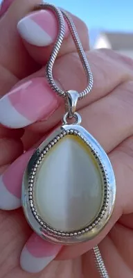 AVON 2-Side Pendant White Cabochon MOTHER PEARL/SilverTone Design; Necklace 19  • $17.99