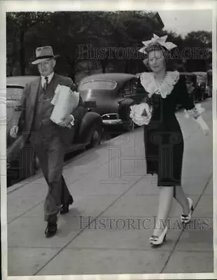 1942 Press Photo E Perrin Schwartz Editor & Mary Mae Schulte Office Mgr Magazine • $19.99