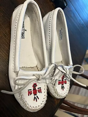 Minnetonka Womens White Leather Beaded Thunderbird Moccasins Size 8.5 EUC • £15.57