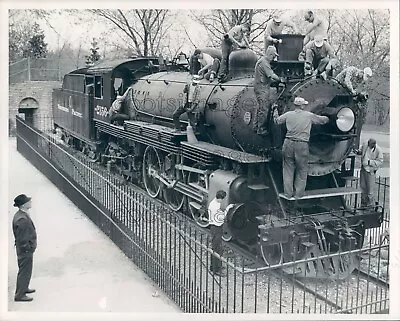 1961 Press Photo Men Prepare Old Steam Locomotive For Painting Como Park Zoo • $9.99