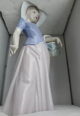 Vintage Lladro Figurine #6489 • $115