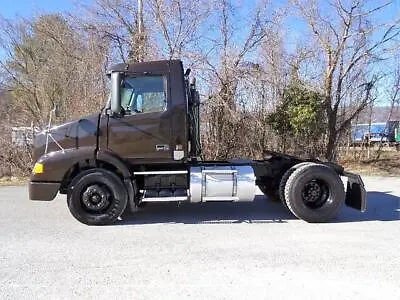 2005 Volvo Vnm Daycab Semi Truck Tractor • $15995