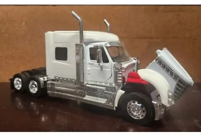 2011 NewRay 1:32 Scale Long Hauler • White International Lone Star With Sleeper • $24.99