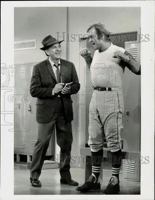 Press Photo Jack Klugman & George Montgomery On  The Odd Couple  TV Series • $17.99