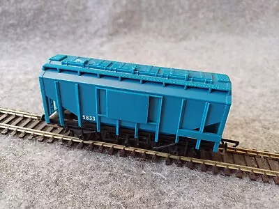 Hornby OO Gauge R648 Bulk Grain Wagon 5833 Blue. • £9.95