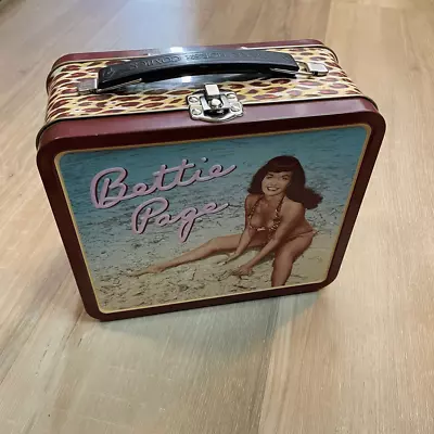 Bettie Page Metal Lunchbox Dark Horse Comics Tin Lunch Box Collectible 8”x7”x4” • £29.14