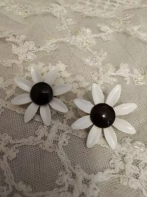 Vintage Enamel Earrings Black White Daisy Flower Clip-ons • $13.95