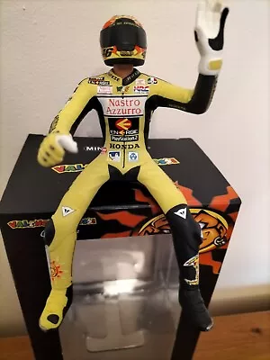 Minichamps 1/12 Scale 312 010046 - Valentino Rossi Figurine Sitting GP 500 2001 • £25