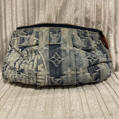 £500 • Buy Louis Vuitton Authentic Make Up Bag