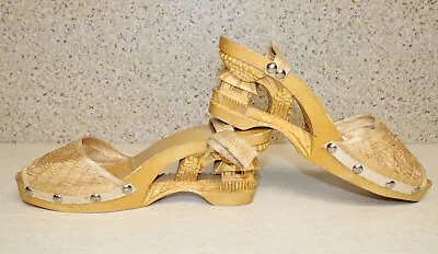 $25 • Buy (MO) Vintage 1950's Japanese Pagoda Carved Wood Wooden Heel Sandals - Size 8?