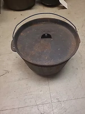 Footed Cast Iron Dutch Oven 20 H-1 Pre-owned • $45