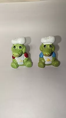 Vintage ALLIGATOR SALT & PEPPER SHAKERS With CHEFS HATS  GC FREE SHIPP   READ   • $16