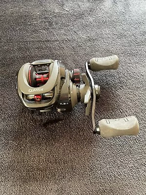 QUANTUM SM101HPT SMOKE PT BAITCASTING REEL (Left Handed) • $102.50