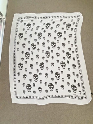 $199 • Buy Alexander Mcqueen Classic Silk Blend Skull Scarf In Ivory/black