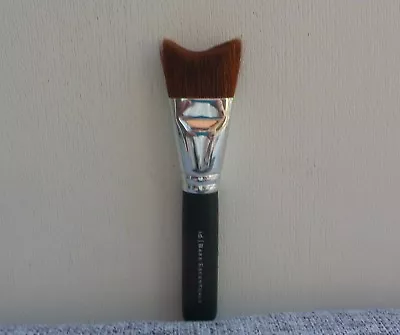 1x I.d. BARE ESCENTUALS Bare Minerals Face Shaping V Brush Brand NEW! • £9.37